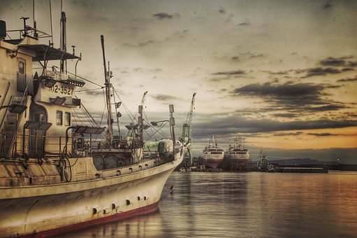 fishing-boat-1976287__340.jpg