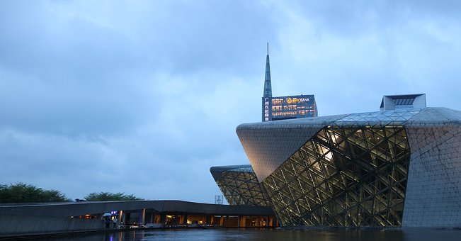 zaha-hadid-2426093__340.jpg